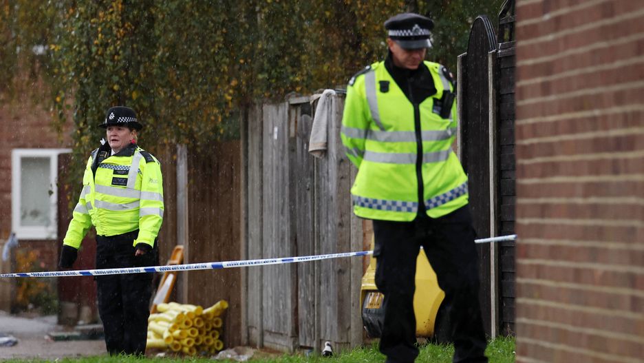 House fire in west London kills five
epa10974798 Police at the scene of a house fire that killed five people in west London, Britain, 14 November 2023. Two adults and three children died in the fire, while one person remains unaccounted for.  EPA/ANDY RAIN 
Dostawca: PAP/EPA.
ANDY RAIN