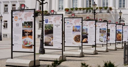Wystawa "Miasta partnerskie od kuchni" w Płocku. Kulinarna podróż po smakach świata na Starym Rynku!