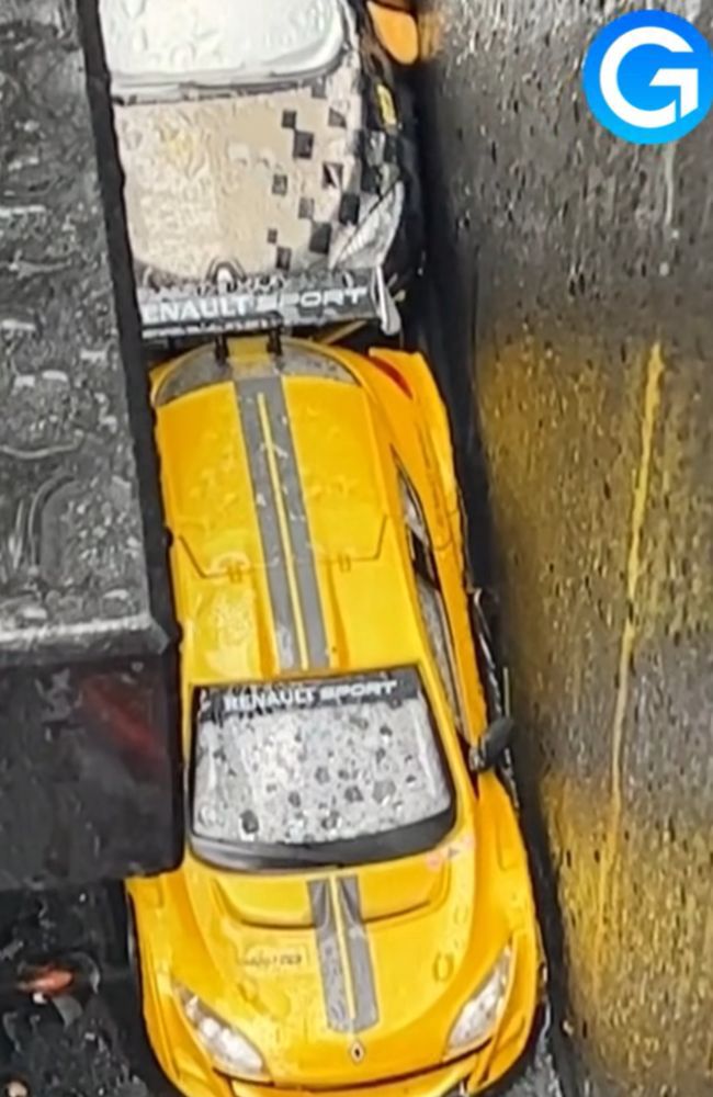 Samochodziki na grobie Patryka