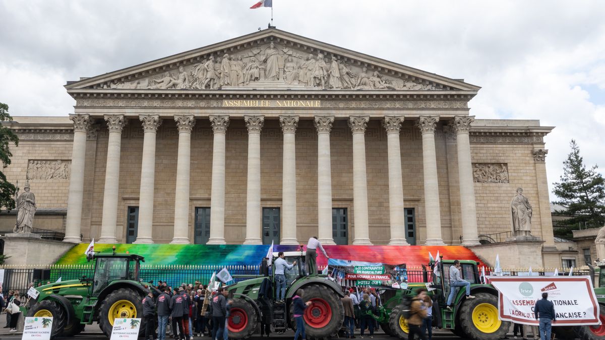 French farmers protest in Paris
epaselect epa12136773 Tractors are parked in front of the French National Assembly during a protest in Paris, France, 26 May 2025. FNSEA and Jeunes Agriculteurs unions called on French farmers to block the highways surrounding Paris, using tractors and trucks, demanding urgent reforms to protect local agriculture.  EPA/MOHAMMED BADRA 
Dostawca: PAP/EPA.
MOHAMMED BADRA
epaselect