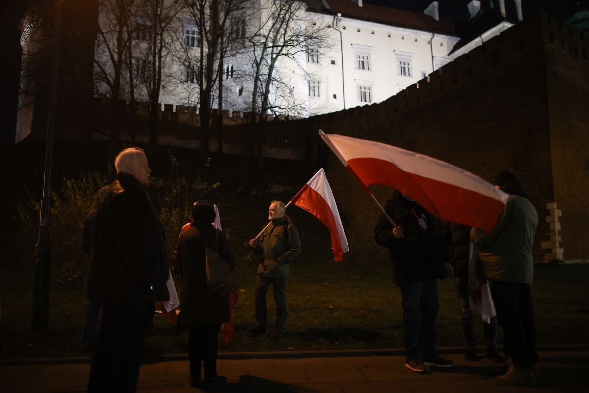 wawel, Jarosław Kaczyński, maria i lech kaczyńscy Miesięcznica bez policji. To było wyjątkowe spotkanie PiS na Wawelu