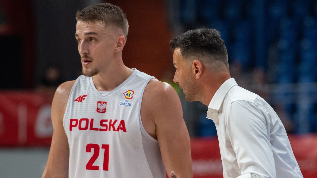 Lublin, 30.06.2022. Trener Reprezentacji Polski Igor Milicic (P) i zawodnik Tomasz Gielo (L) podczas meczu eliminacji mistrzostw świata koszykarzy z Izraelem, 30 bm w Lublinie. (js) PAP/Wojtek Jargiło