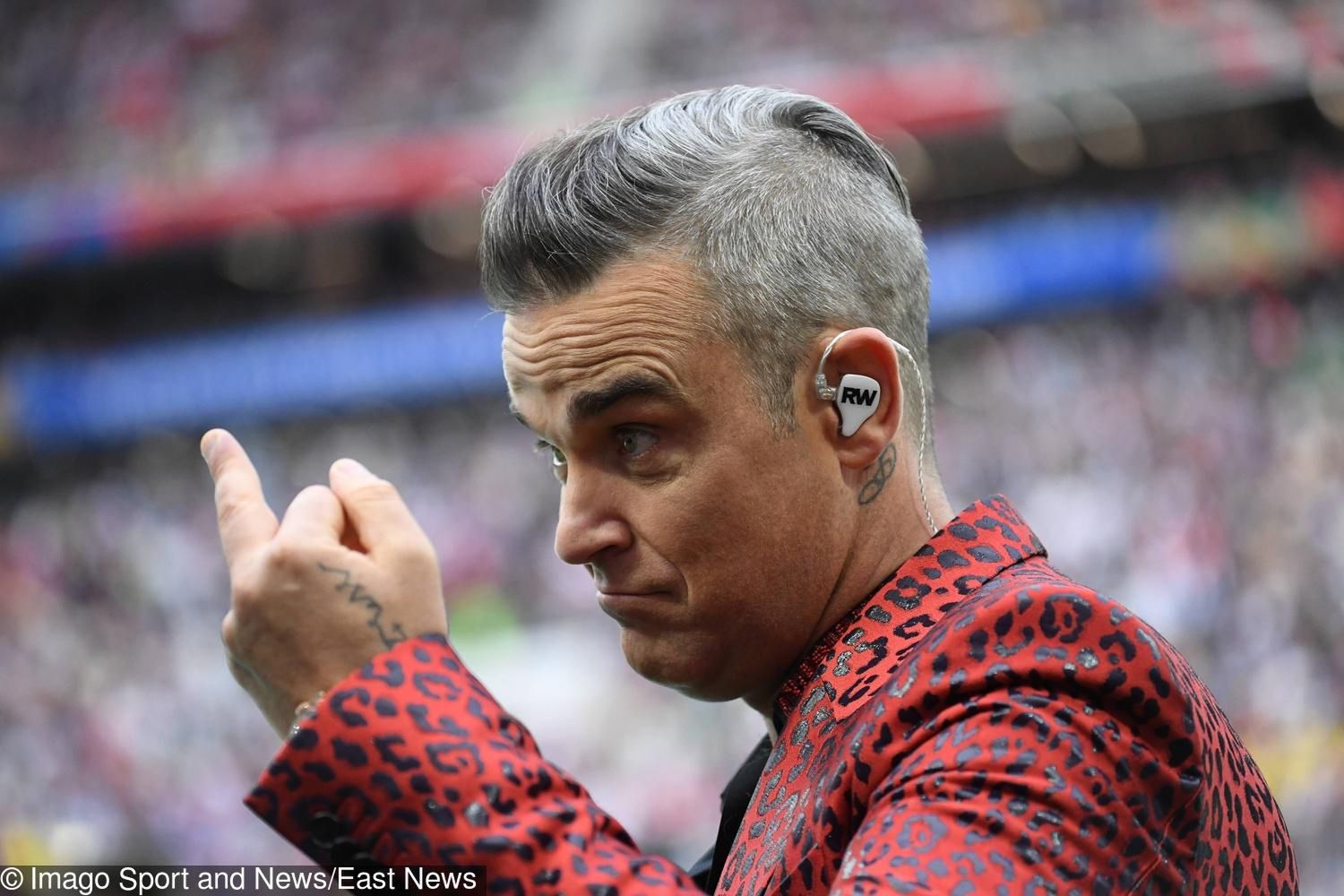 Robbie Williams pokazał "fuck you" na otwarciu Mundialu 2018
