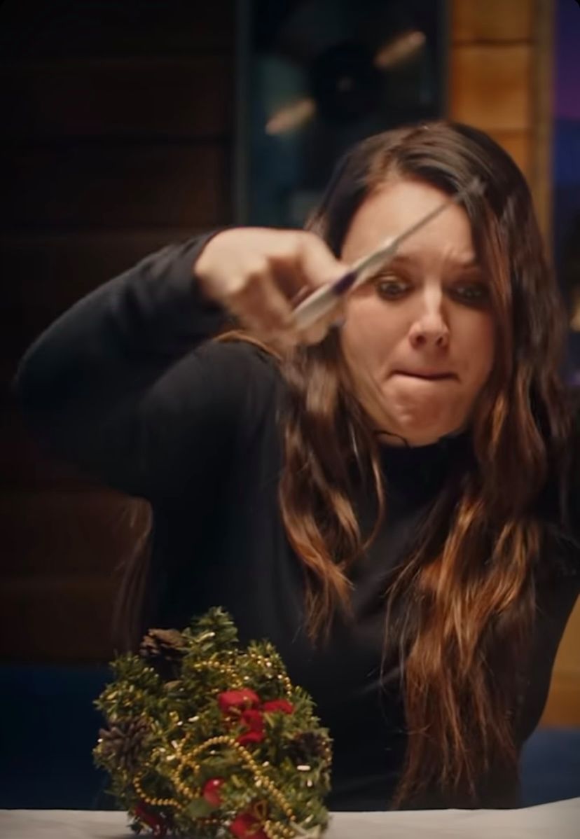 Ewa Farna pakuje prezent | fot. instagram.com/warnermusicpoland