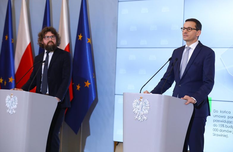 Premier Mateusz Morawiecki i wiceminister przedsiębiorczości Piotr Woźniak, odpowiadający w rządzie za czyste powietrze