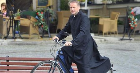 Artur Żmijewski odejdzie z "Ojca Mateusza"? "Zostanie odsunięty przez biskupa"