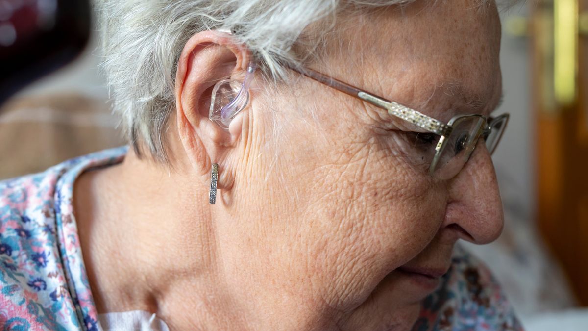 Niedosłuch związany z wiekiem objawia się trudnościami w rozumieniu mowy