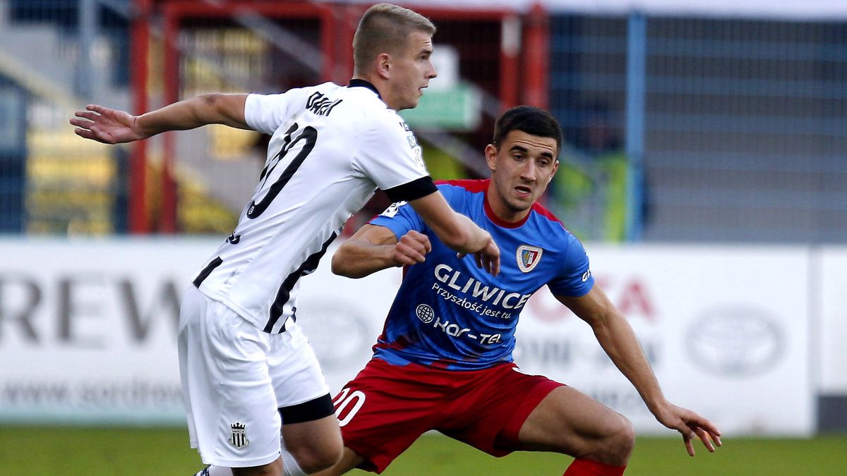 Piłkarz Piasta Gliwice Martin Konczkowski (z prawej) i Adrian Danek (z lewej) z Sandecji Nowy Sącz