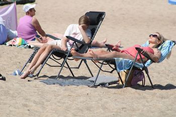 Wakacje na plaży w Mielnie. Tak wyglądał dzisiaj wypoczynek nad Bałtykiem