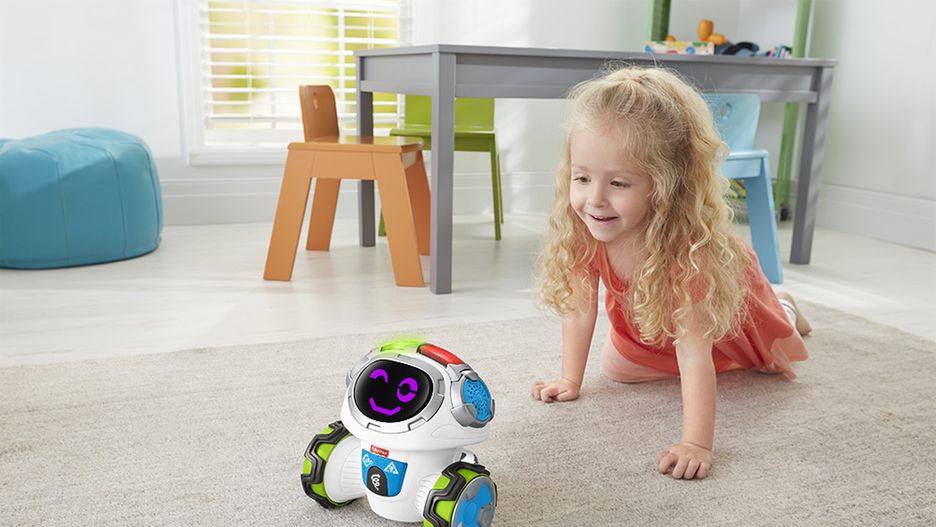 Dziewczynka bawiąca się zabawką Fisher-Price