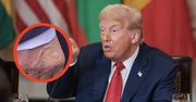 Dłoń Donalda Trumpa. Uwagę przyciągnął tajemniczy ślad