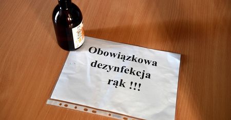 Wybory 2020. Głosowali, byli w szoku. Członkini komisji dezynfekowała ludziom twarze