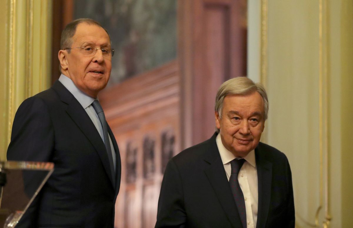 Russian Foreign Minister Sergei Lavrov (L) and UN Secretary-General Antonio Guterres (R) pose for a photograph after their press conference in Moscow, Russia, 26 April 2022. The UN Secretary-General is on a working visit to Moscow. EPA/MAXIM SHIPENKOV / POOL Dostawca: PAP/EPA.