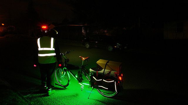 Kamizelka odblaskowa (fot. Josh Larios na lic. CC)