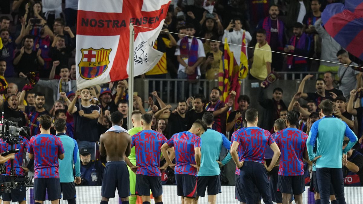 PAP/EPA / Enric Fontcuberta / Piłkarze FC Barcelony po porażce z Bayernem Monachium