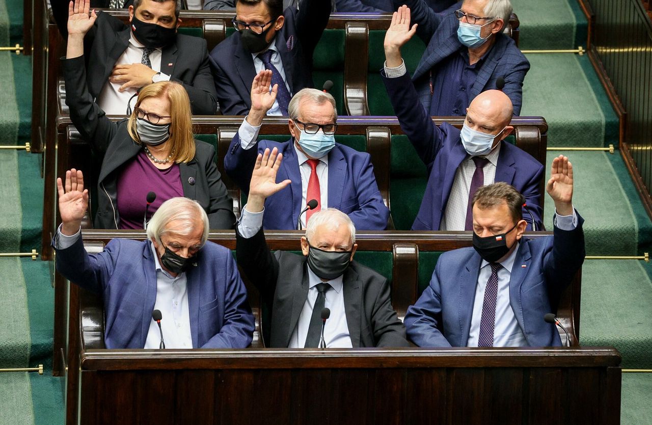 Zjednoczona Prawica traci, zyskuje KO. Nowy sondaż