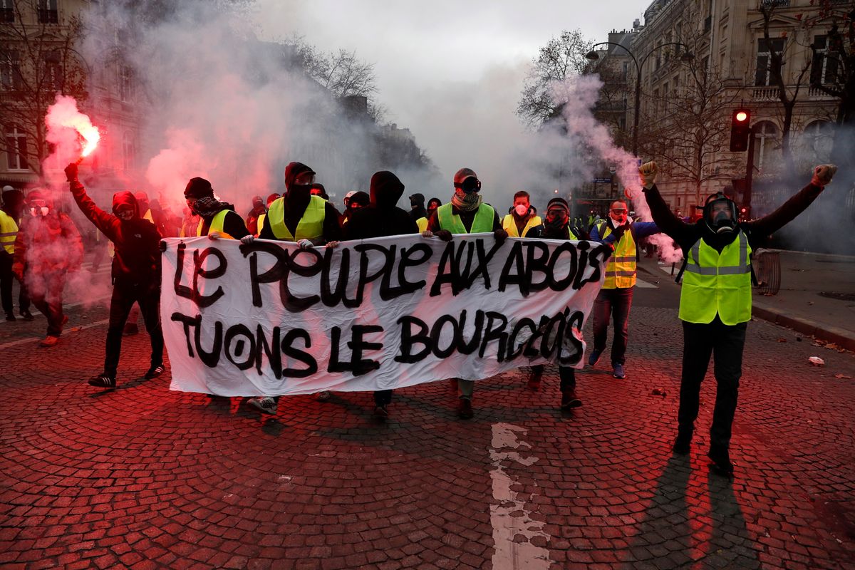 Gwałtowne starcia "żółtych kamizelek" z policją w Paryżu. Gaz i nielegalna broń