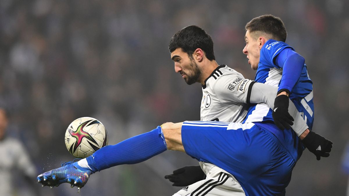 zawodnik Wisły Płock Damian Michalski (P) i Mahir Emreli (L) z Legii Warszawa 