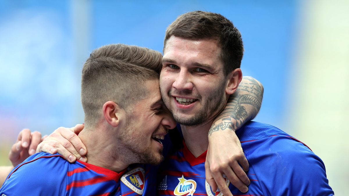 PAP / Andrzej Grygiel / Na zdjęciu: Michał Chrapek i Jakub Świerczok cieszą się z gola