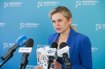 "Decyzja przyspieszona". Wiadomo, od kiedy zakaz telefonów w szkołach