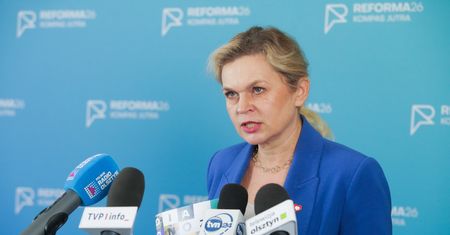 "Decyzja przyspieszona". Wiadomo, od kiedy zakaz telefonów w szkołach