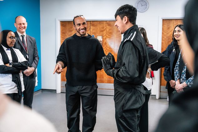 Hamilton podczas zajęć w jednej z brytyjskich szkół