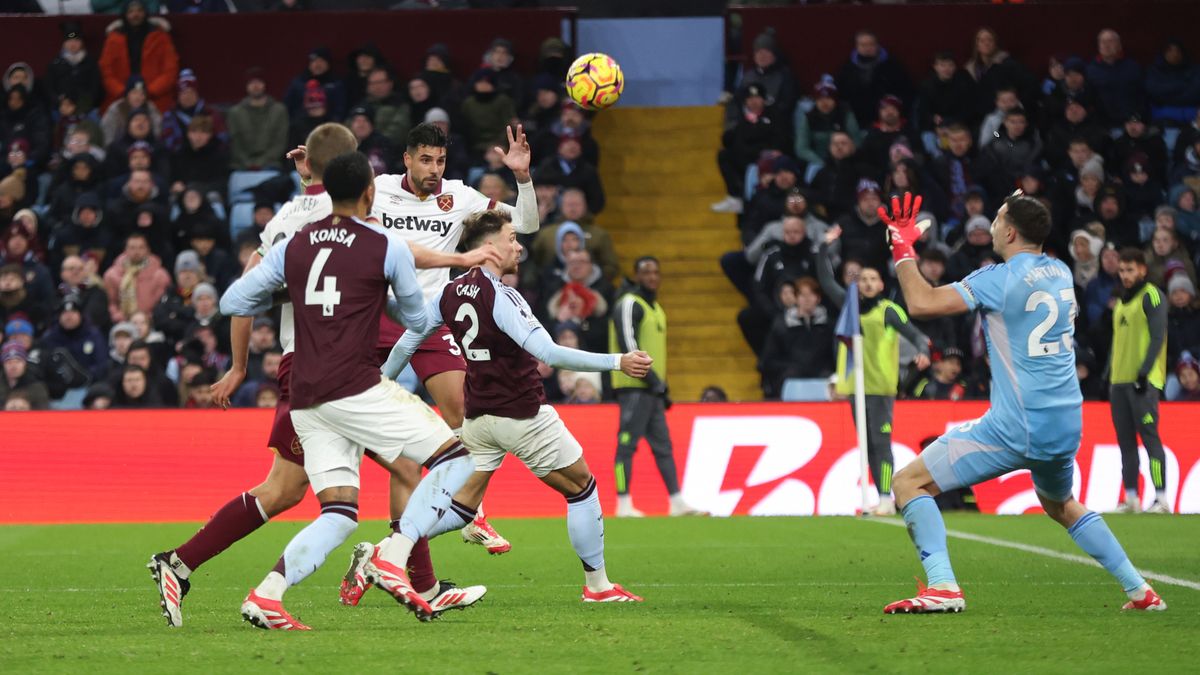 Getty Images / Rob Newell - CameraSport / Na zdjęciu: Matty Cash nie popisał się przy golu straconym przez Aston Villę