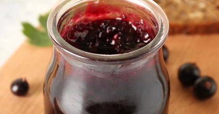 Dżem z czarnej porzeczki robię z tego przepisu. Bez żelujących dodatków, a smak jak u babci