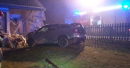 Samochód uszkodził budynek mieszkalny [Galeria zdjęć]