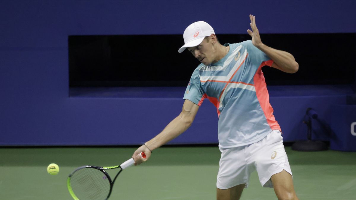 Zdjęcie okładkowe artykułu: PAP/EPA / JASON SZENES / Na zdjęciu: Alex de Minaur