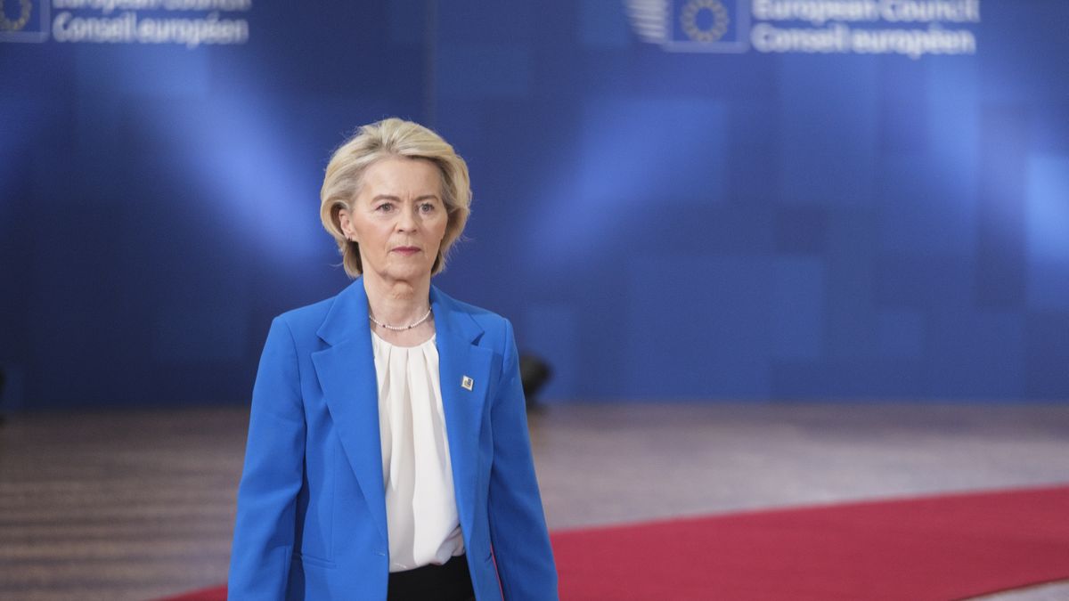 BRUSSELS, BELGIUM - DECEMBER 18: President of the European Commission Ursula von der Leyen arrives to talk to media prior the start of an EU Summit in the Europa building, the EU Council headquarter on December 18, 2025 in Brussels, Belgium. Today's EU Summit will focus on Ukraine aid, the next multiannual budget and enlargement, while the EU-Mercosur trade talks remain stalled as Italy and France say a signing is premature and the EU has only secured provisional safeguards on farmproduct imports.  (Photo by Thierry Monasse/Getty Images)