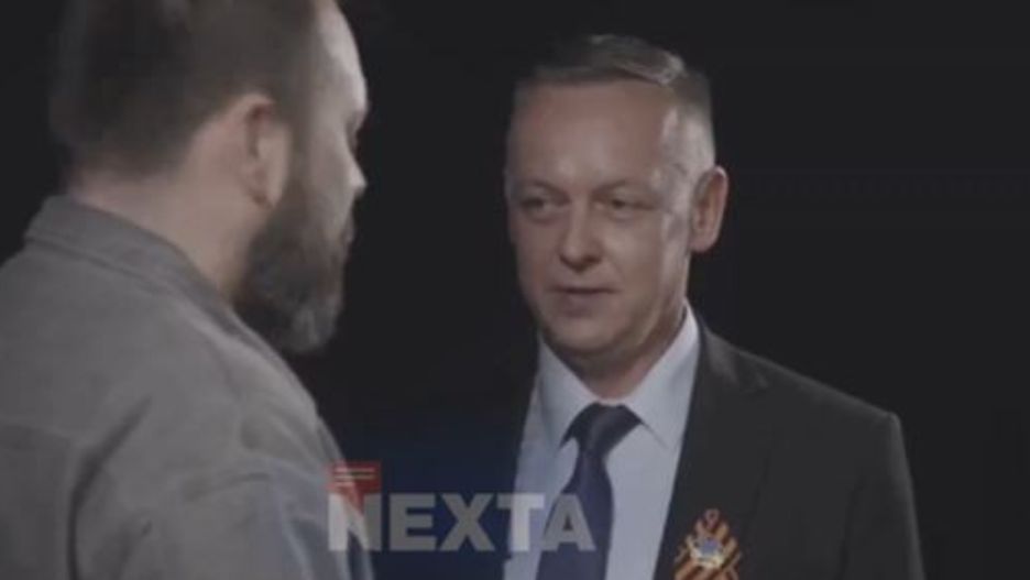 Tomasz Szmydt ze wstęgą św. Jerzego