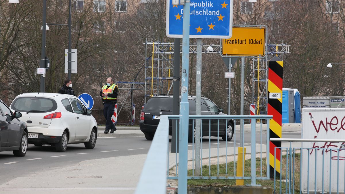 kolejki na granicy
Lech Muszy�ski
badanie, Covid-19, granica, koronawirus, na koronawirusa, pandemia, przekraczanie, SARS-CoV-2, test, testowanie, wymaz, wymazowe, zasady, covid, epidemia, polsko niemiecka, polsko-niemiecka