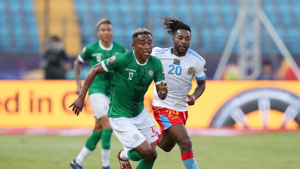 PAP/EPA / MUZI NTOMBELA / Na zdjęciu: Lalaina Henintsoa Enjanahary (Madagaskar) i Jacques Maghoma (DR Konga)