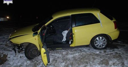 Pijani wracali z wesela, wpadli do rowu. Miała 2 promile i prowadziła auto