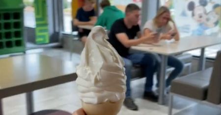 Włożyła do loda z McDonald's test ciążowy. Po chwili oboje zaniemówili