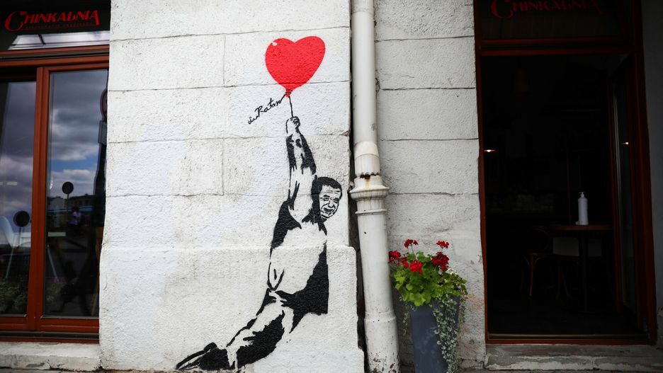 Kraków. Mural przestawiający mężczyznę podobnego do Jarosława Kaczyńskiego 