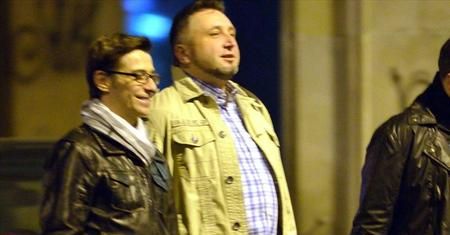 "M jak miłość": Marek Mostowiak spaceruje z kolegą pod rękę!