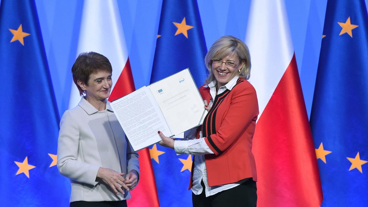 Minister infrastruktury i rozwoju Maria Wasiak i unijna komisarz ds. polityki regionalnej Corina Cretu (po prawej) podczas inauguracji nowej perspektywy UE 2014-2020