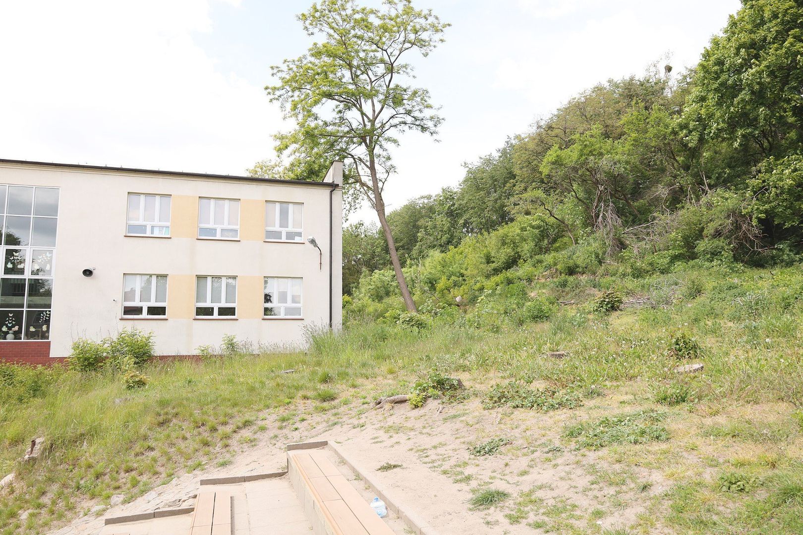 Osuwisko coraz bardziej zagraża budynkowi Szkoły Podstawowej w Dolsku. Przyszedł moment na rozważenie wyłączenia budynku z użytkowania. Ostateczną odpowiedź czy tak się stanie mają dać badania przeprowadzone w czerwcu.