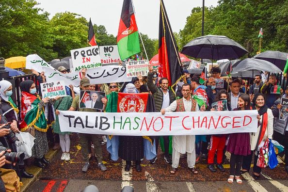 Afgańczycy, którym udało się opuścić swoją ojczyznę demonstrowali w Londynie w obronie rodaków. "Talibowie się nie zmienili" - napisali na transparencie Getty Images