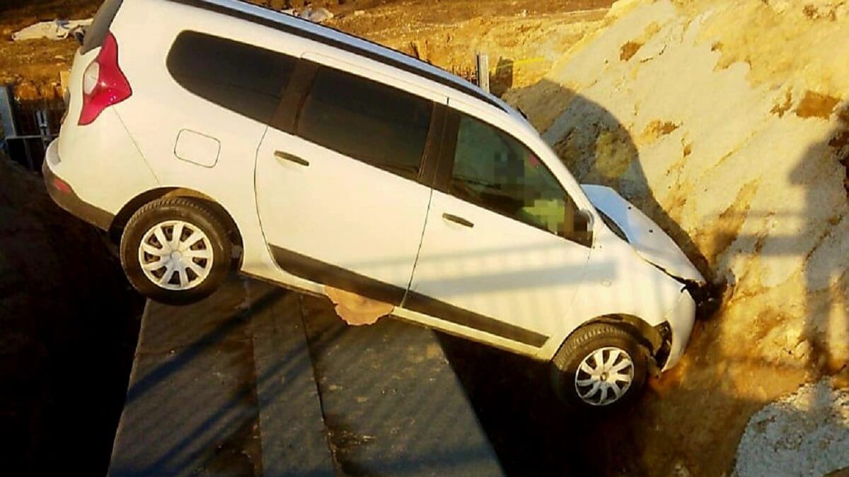 Dacia zawisła na betonowym przepuście
