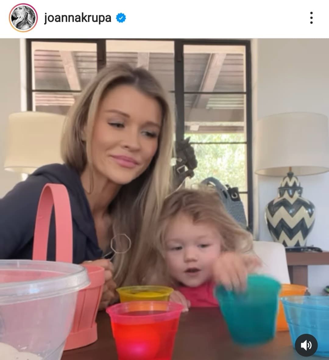 Joanna Krupa i Asha farbują jajka