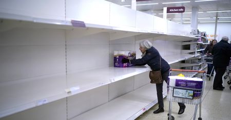 Brytyjczycy znów wykupują papier toaletowy