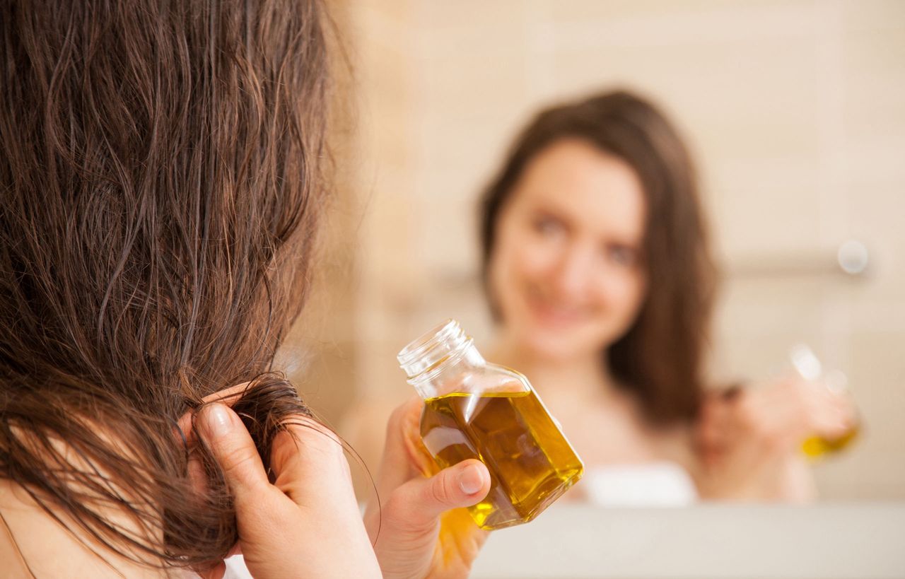 Olej rycynowy od lat jest stosowany do pielęgnacji włosów