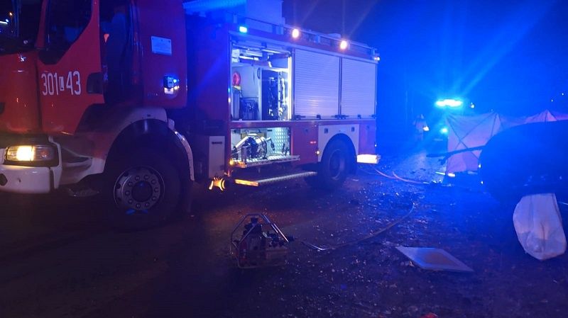 Volkswagen wjechał w drzewo na ul. Glinianej | fot. KM PSP Lublin