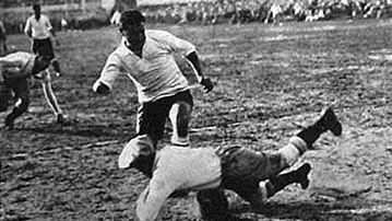 Héctor Castro atakuje bramkarza Argentyny fot. domena publiczna