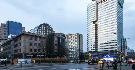 Wyrwa w chodniku w samym centrum Warszawy. Oto powód