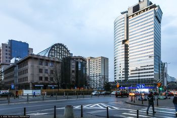 Wyrwa w chodniku w samym centrum Warszawy. Oto powód