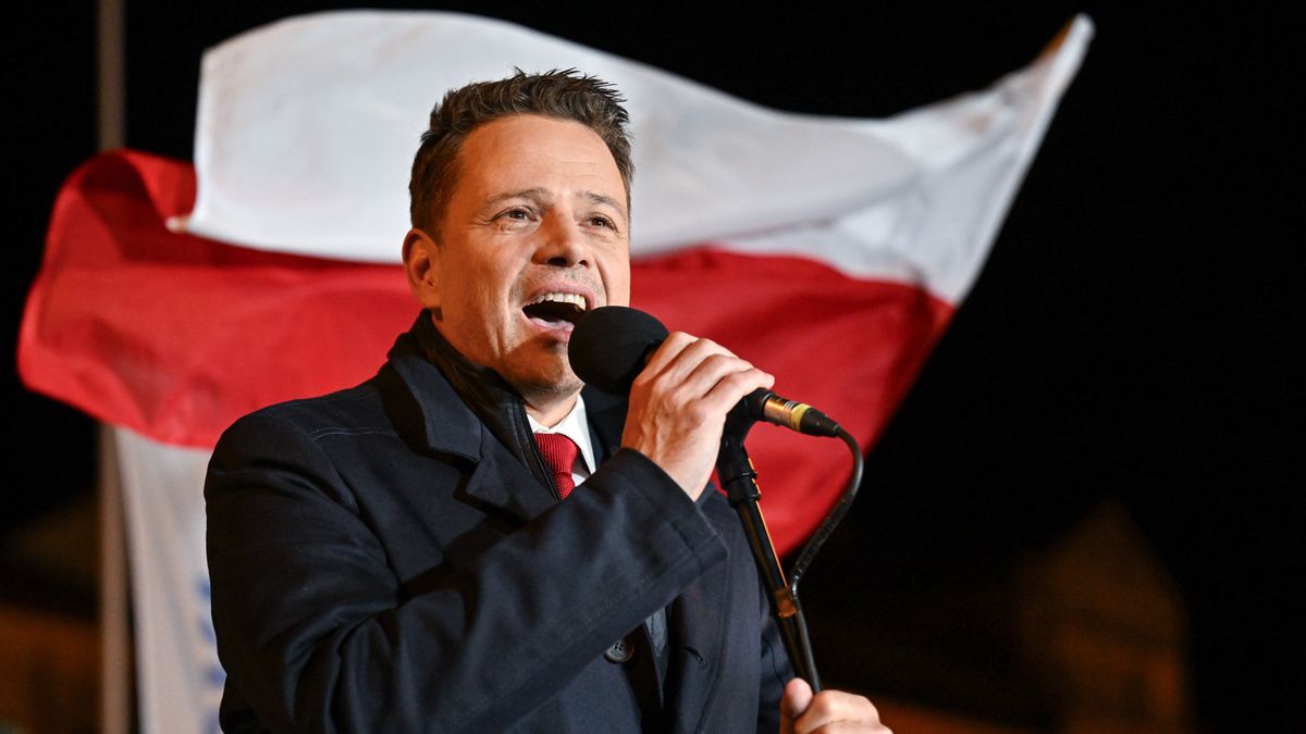 Tarnobrzeg, 18.05.2025. Wybory prezydenta RP - I tura. Kandydat KO w wyborach prezydenta RP, prezydent Warszawy Rafał Trzaskowski podczas akcji Przybij 5-tkę z Trzaskiem, 18 bm. w Tarnobrzegu. Zakończyło się głosowanie w I turze wyborów prezydenta RP. (aldg) PAP/Piotr Polak